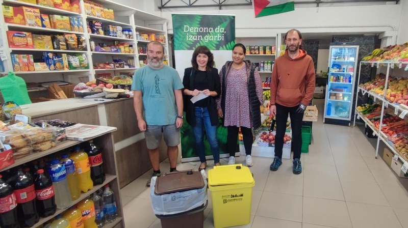 La Mancomunidad de Debabarrena lanza el nuevo servicio de recogida puerta a puerta en el comercio y la hostelería