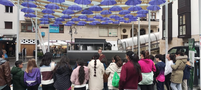 La Mancomunidad de Debarrena celebra la semana europea de prevención de residuos con una caracterización de la fracción resto en Ermua