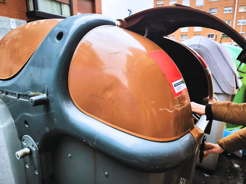 Debabarreneko Mankomunitateak edukiontzi marroiaren erabilerari buruzko informazioa indartu du eta poltsa konpostagarriak banatzeko sistema hobetu du